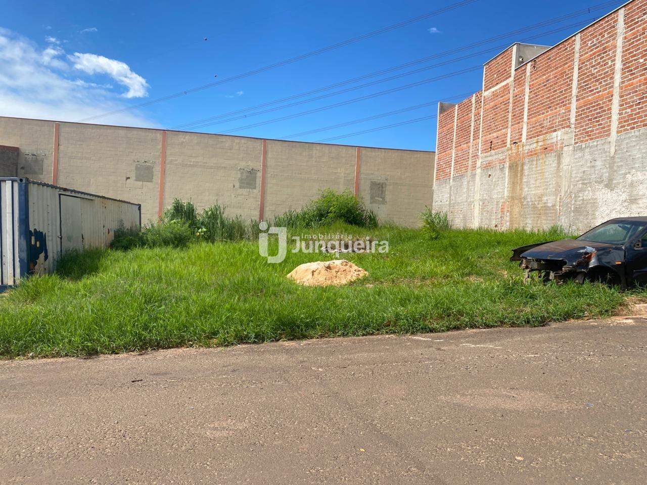 Terreno à venda, no bairro Conjunto Residencial Vitório Cezarino em Rio das Pedras - SP