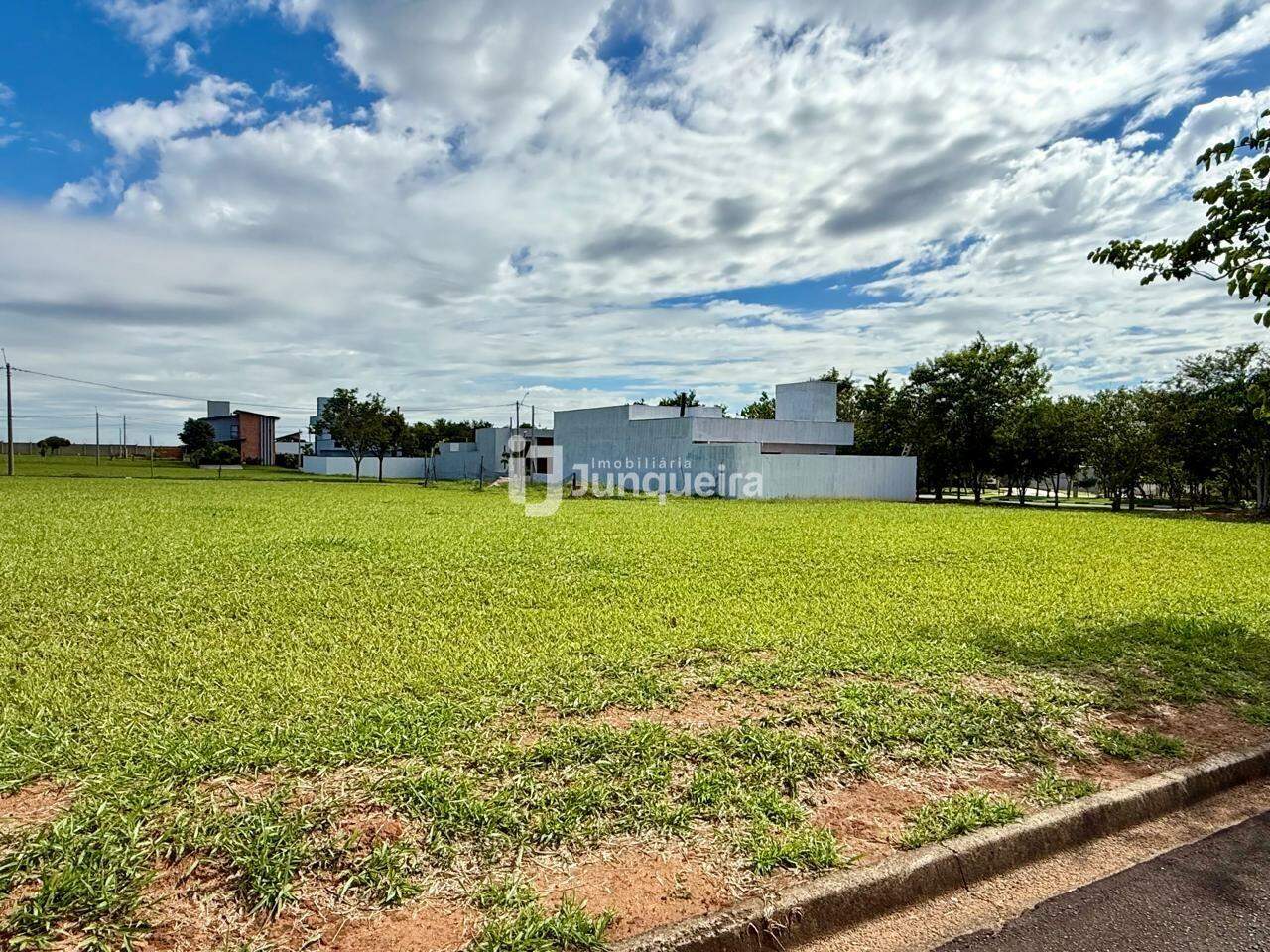Terreno em Condomínio à venda no Quinta do Engenho, no bairro Residencial Quinta do Engenho em Rio das Pedras - SP