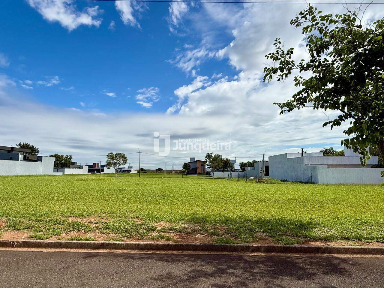 Terreno em Condomínio à venda no Quinta do Engenho, no bairro Residencial Quinta do Engenho em Rio das Pedras - SP