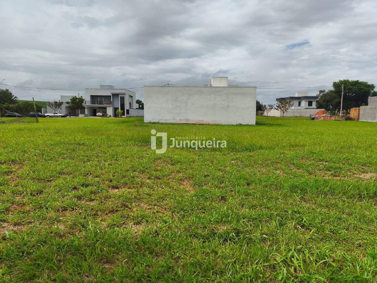 Terreno em Condomínio à venda no Quinta do Engenho, no bairro Residencial Fazenda Pinheirinho em Rio das Pedras - SP