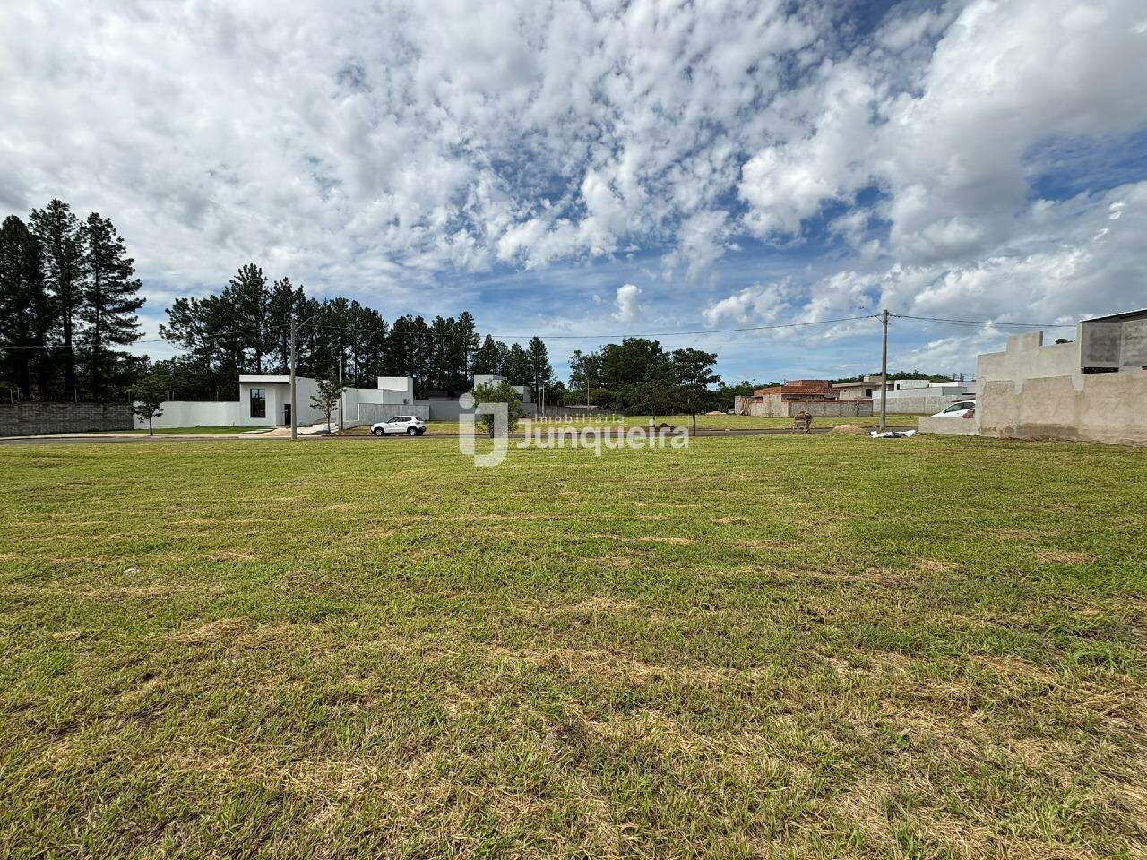 Terreno em Condomínio à venda, no bairro Residencial Quinta do Engenho em Rio das Pedras - SP