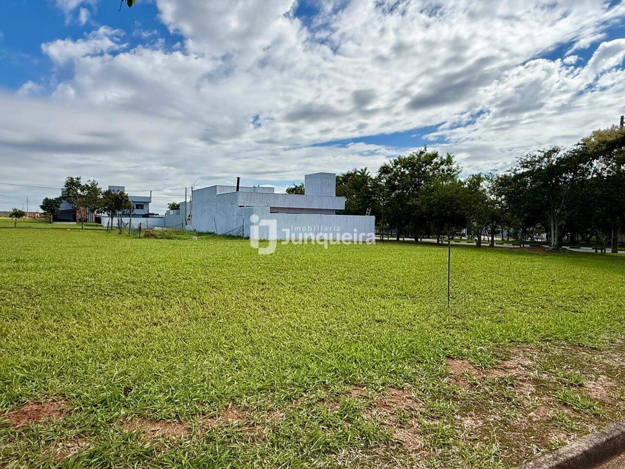 Terreno em Condomínio à venda no Quinta do Engenho, no bairro Residencial Quinta do Engenho em Rio das Pedras - SP