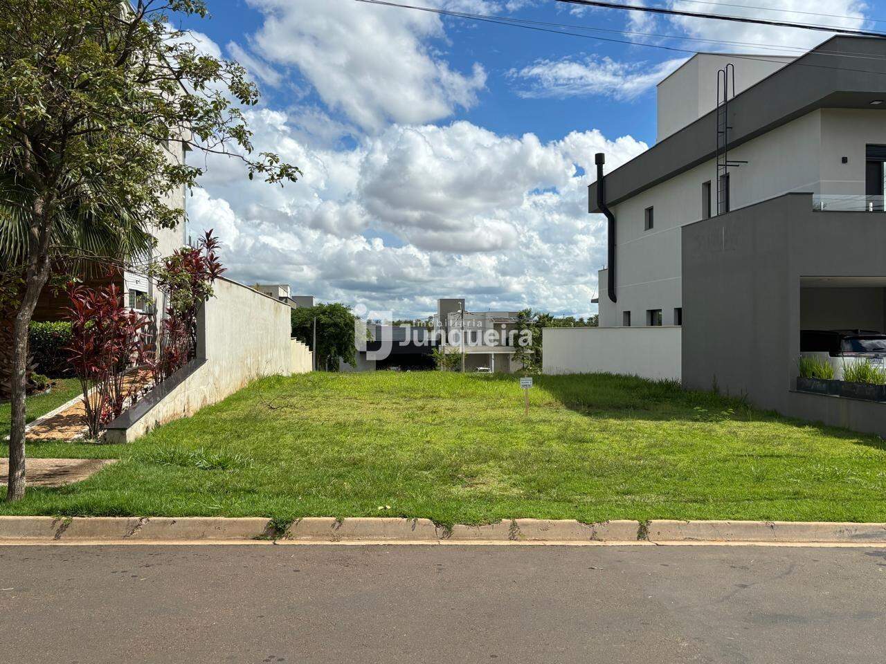 Terreno em Condomínio à venda no Villa D'Aquila, no bairro Villa D'áquila em Piracicaba - SP