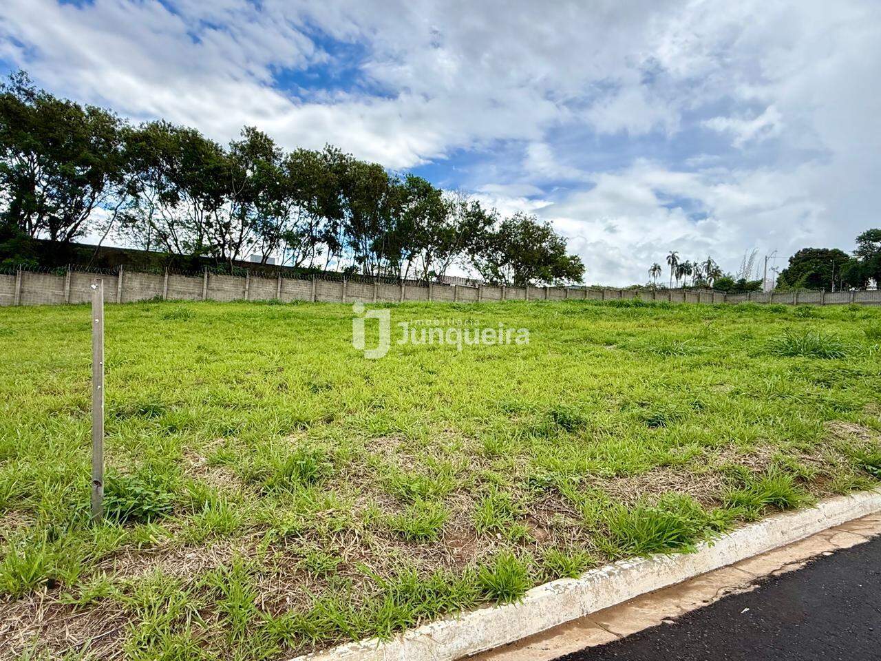 Terreno em Condomínio à venda no Terras do Sinhô III, no bairro Terras do Sinhô lll em Piracicaba - SP
