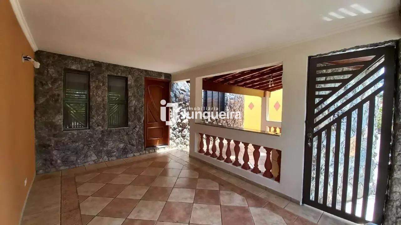 Casa para alugar, 2 quartos, 2 vagas, no bairro Santa Terezinha em Piracicaba - SP