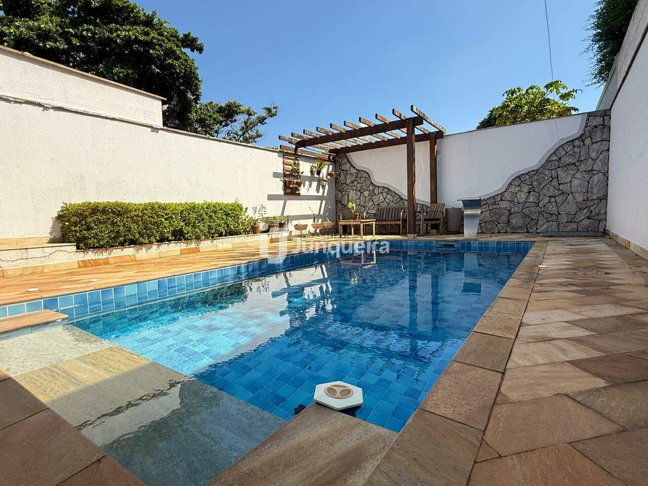 Casa à venda, 2 quartos, sendo 1 suíte, 3 vagas, no bairro Nova Piracicaba em Piracicaba - SP
