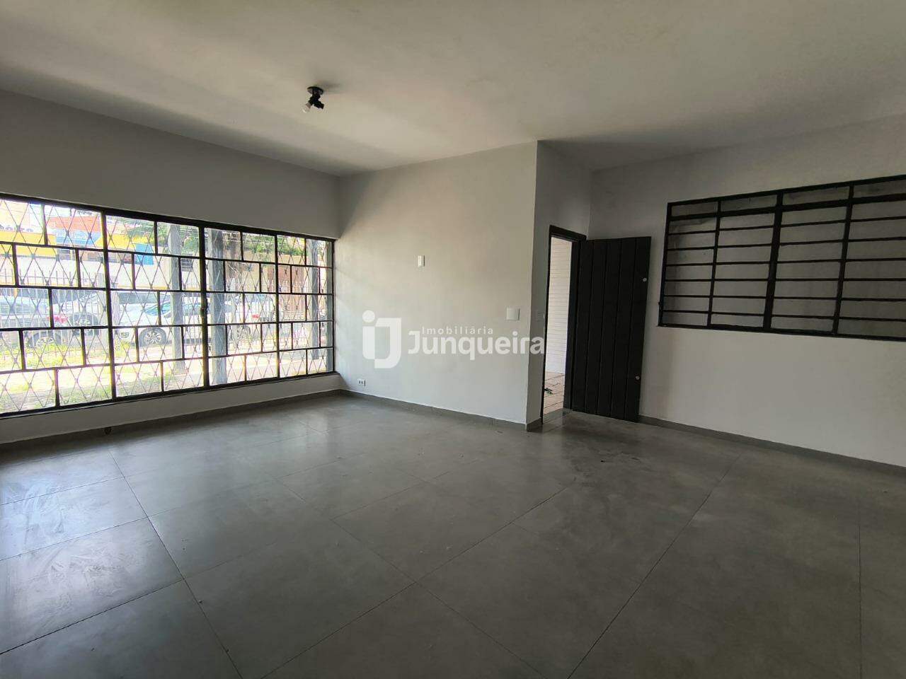 Casa Comercial à venda, 8 quartos, sendo 2 suítes, 4 vagas, no bairro Centro em Piracicaba - SP