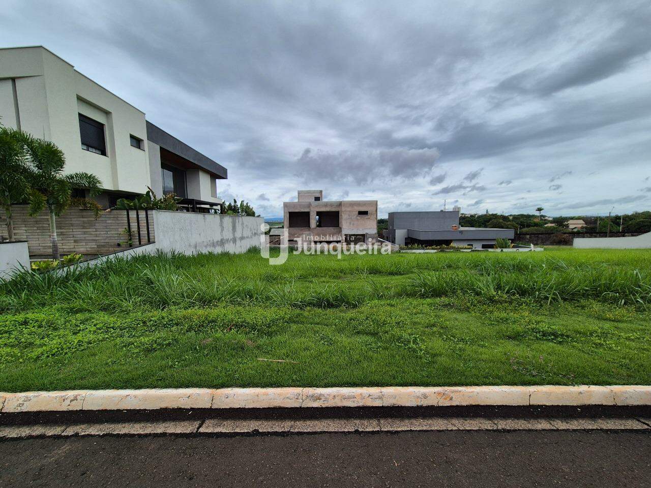 Terreno em Condomínio à venda no Morada do Engenho, no bairro Morada do Engenho  em Piracicaba - SP