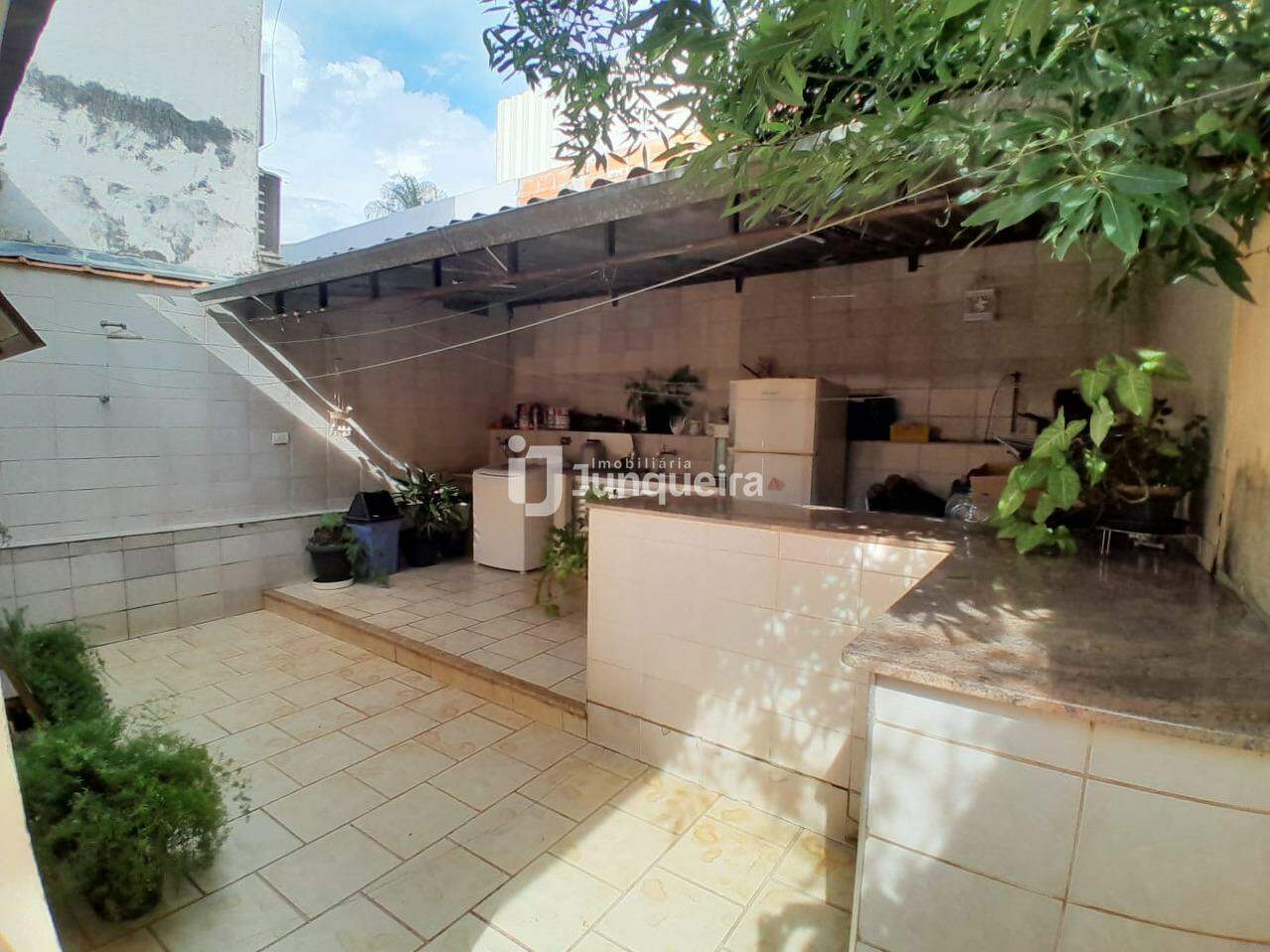 Casa à venda, 3 quartos, sendo 2 suítes, 2 vagas, no bairro Vila Rezende em Piracicaba - SP