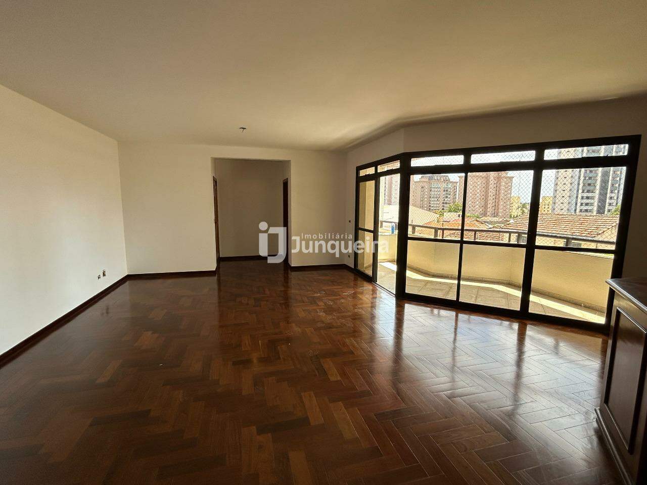 Apartamento à venda no Edifício Ita, 4 quartos, sendo 3 suítes, 2 vagas, no bairro Centro em Piracicaba - SP