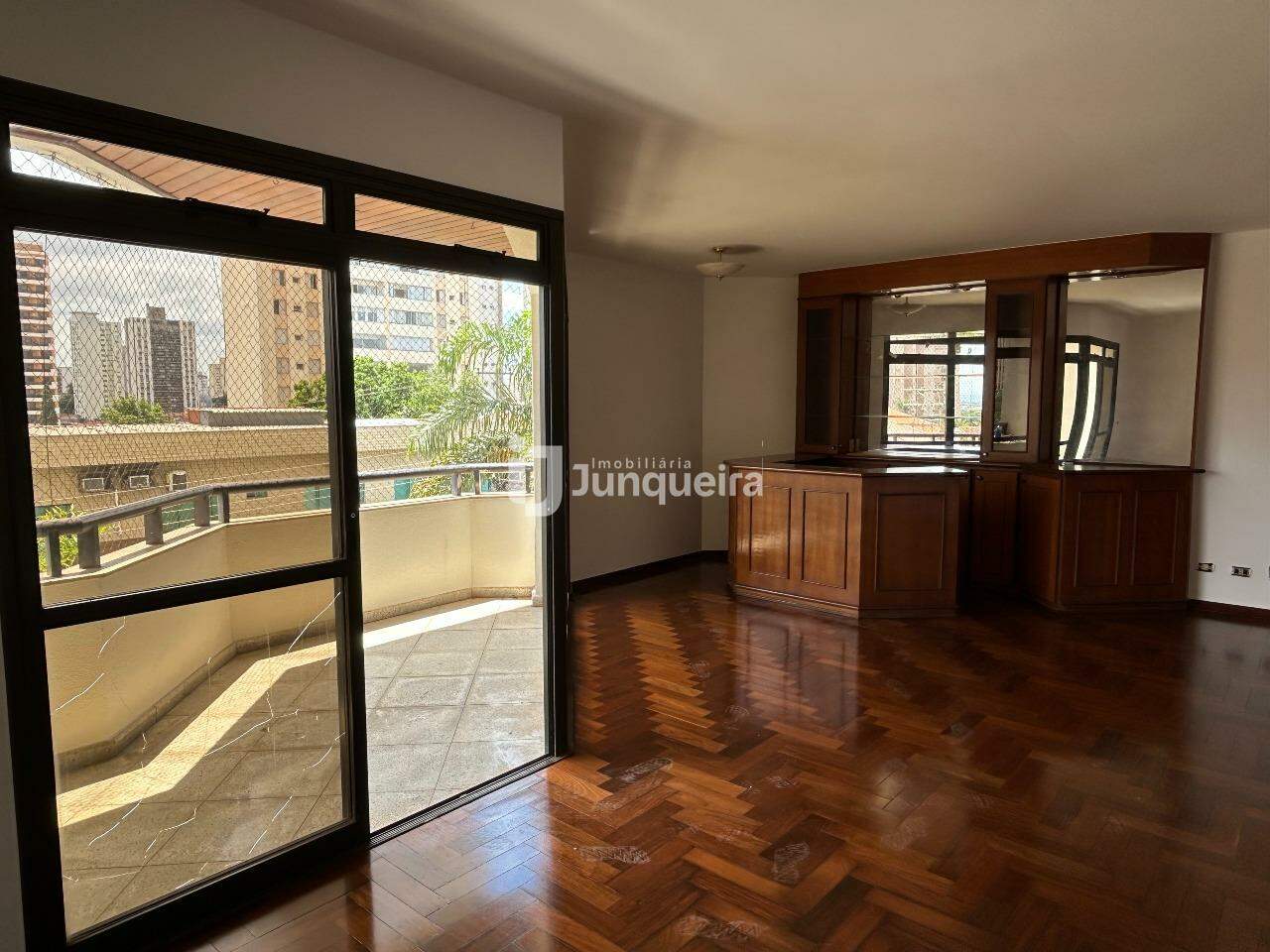 Apartamento à venda no Edifício Ita, 4 quartos, sendo 3 suítes, 2 vagas, no bairro Centro em Piracicaba - SP