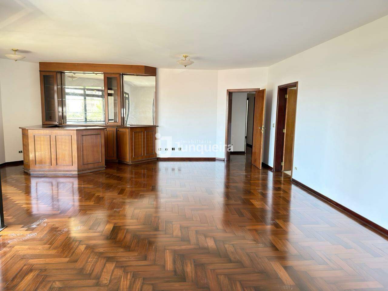 Apartamento à venda no Edifício Ita, 4 quartos, sendo 3 suítes, 2 vagas, no bairro Centro em Piracicaba - SP