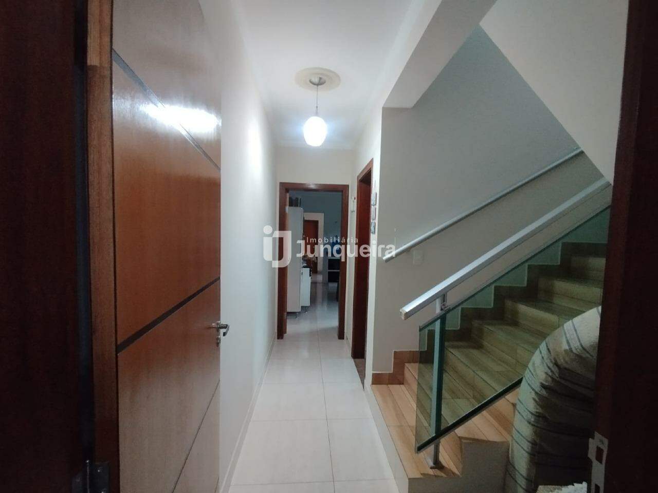 Casa à venda, 3 quartos, sendo 1 suíte, 2 vagas, no bairro Centro (Ártemis) em Piracicaba - SP