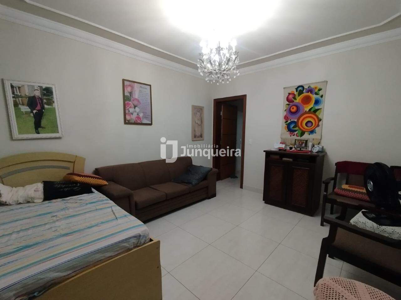 Casa à venda, 3 quartos, sendo 1 suíte, 2 vagas, no bairro Centro (Ártemis) em Piracicaba - SP