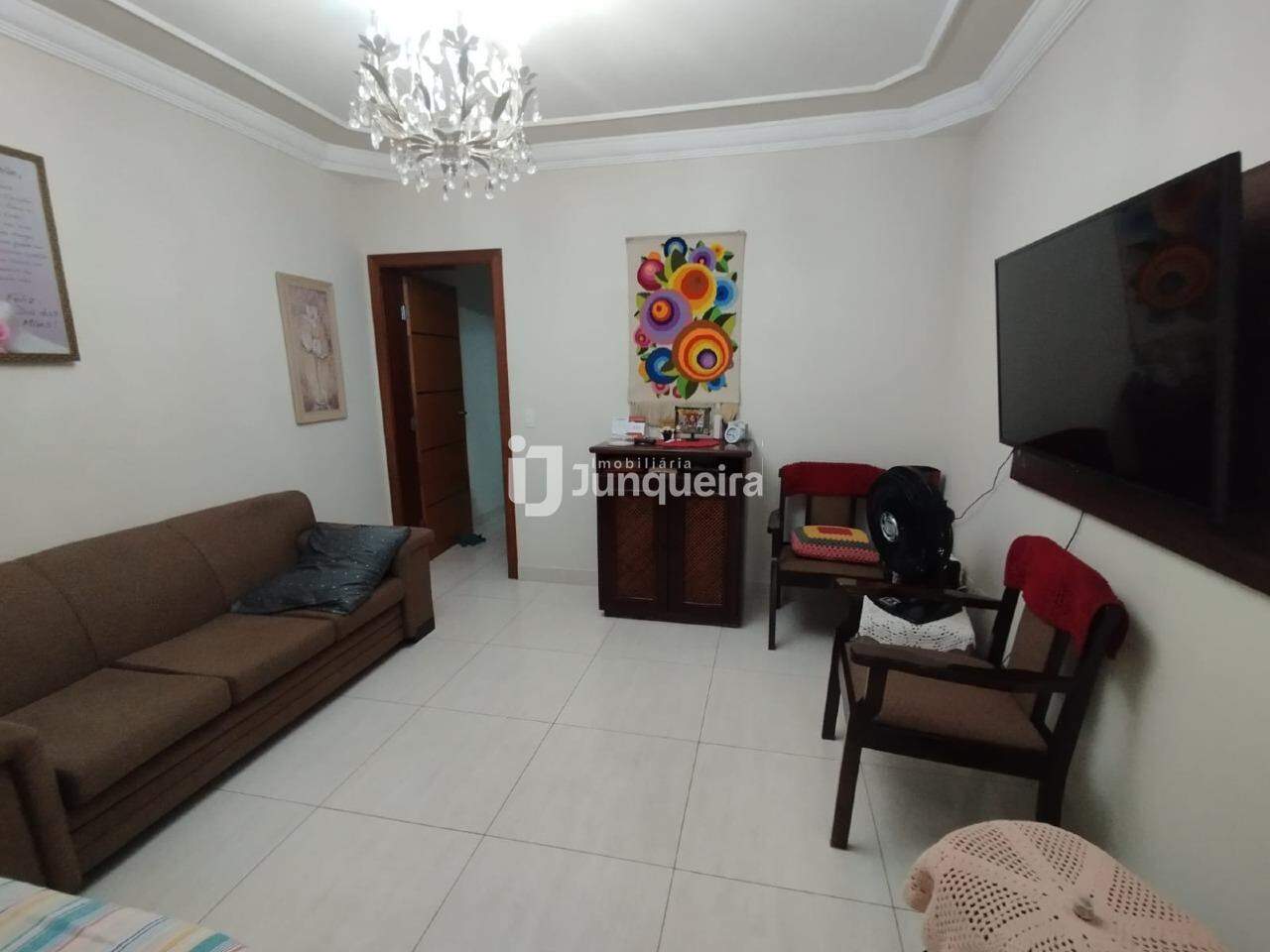 Casa à venda, 3 quartos, sendo 1 suíte, 2 vagas, no bairro Centro (Ártemis) em Piracicaba - SP