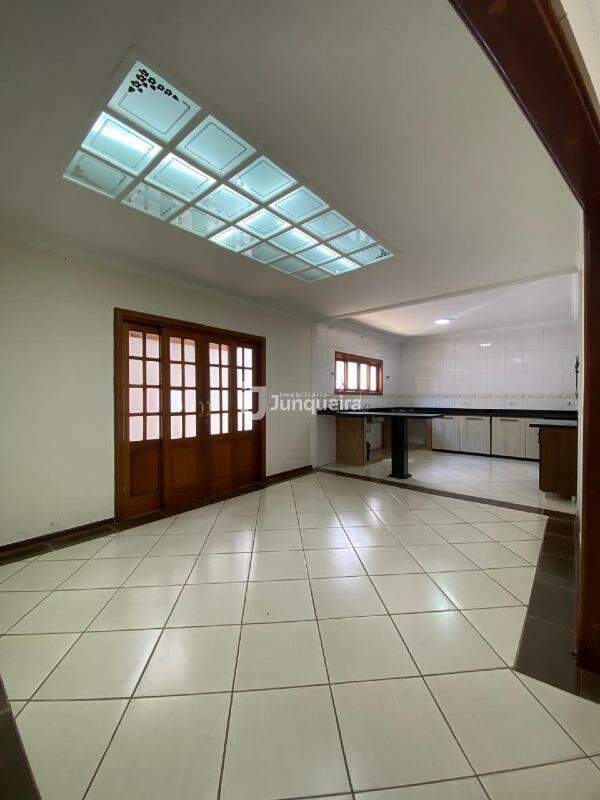 Casa à venda, 4 quartos, sendo 2 suítes, 4 vagas, no bairro Nova Saltinho em Saltinho - SP