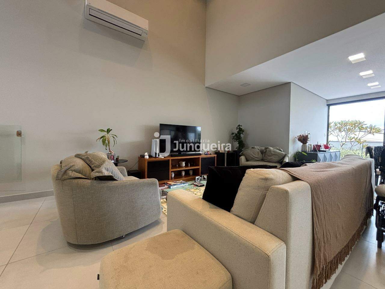 Casa em Condomínio à venda no Villa D'Aquila, 3 quartos, sendo 3 suítes, 2 vagas, no bairro Villa D'áquila em Piracicaba - SP