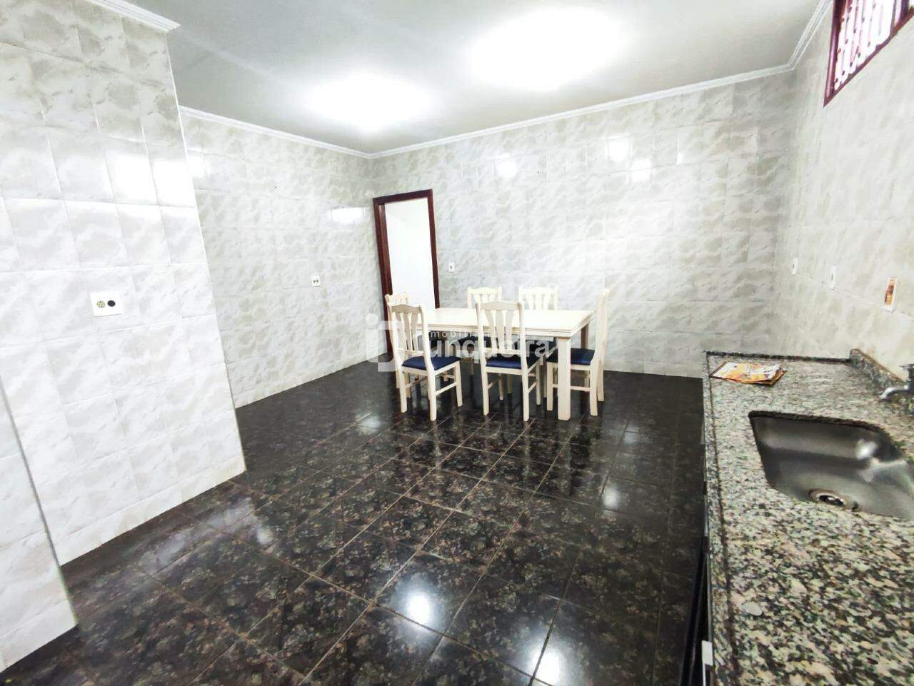 Casa à venda, 2 quartos, sendo 1 suíte, 2 vagas, no bairro Centro em Rio das Pedras - SP