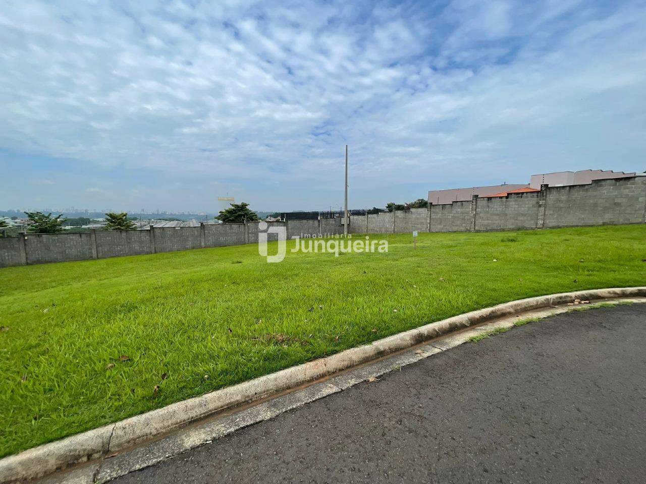 Terreno em Condomínio à venda no Villa D'Aquila, no bairro Villa D'áquila em Piracicaba - SP