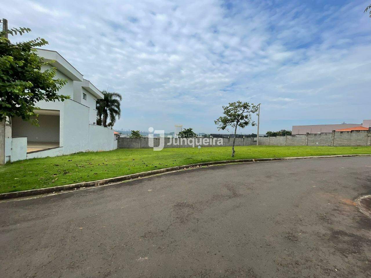 Terreno em Condomínio à venda no Villa D'Aquila, no bairro Villa D'áquila em Piracicaba - SP