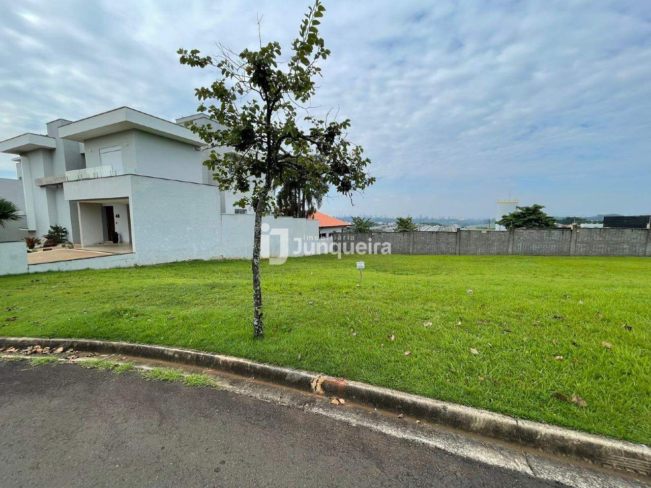 Terreno em Condomínio à venda no Villa D'Aquila, no bairro Villa D'áquila em Piracicaba - SP