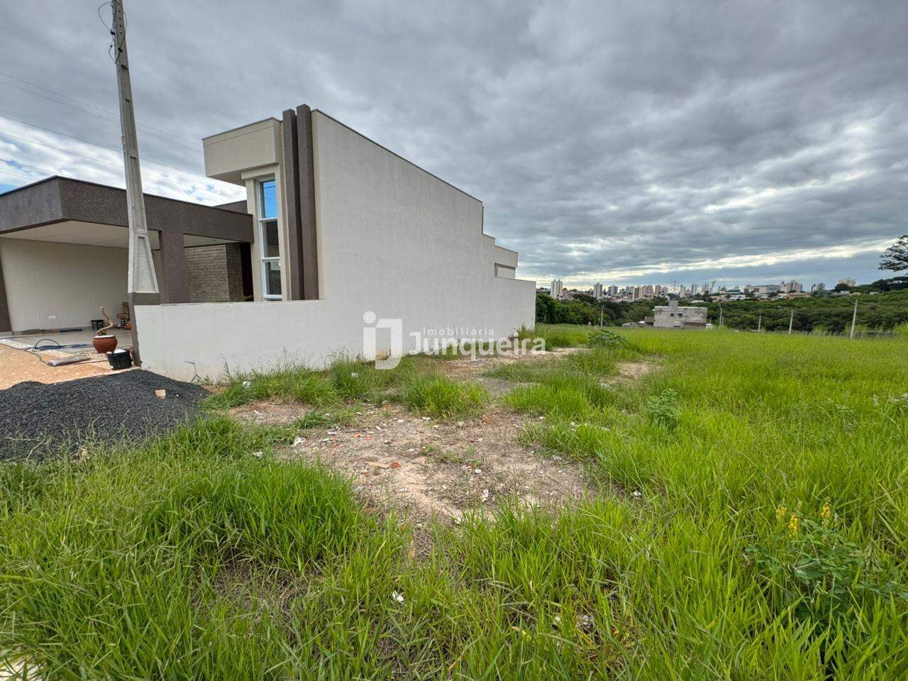 Terreno em Condomínio à venda no Terras do Sinhô III, no bairro Terras do Sinhô III  em Piracicaba - SP