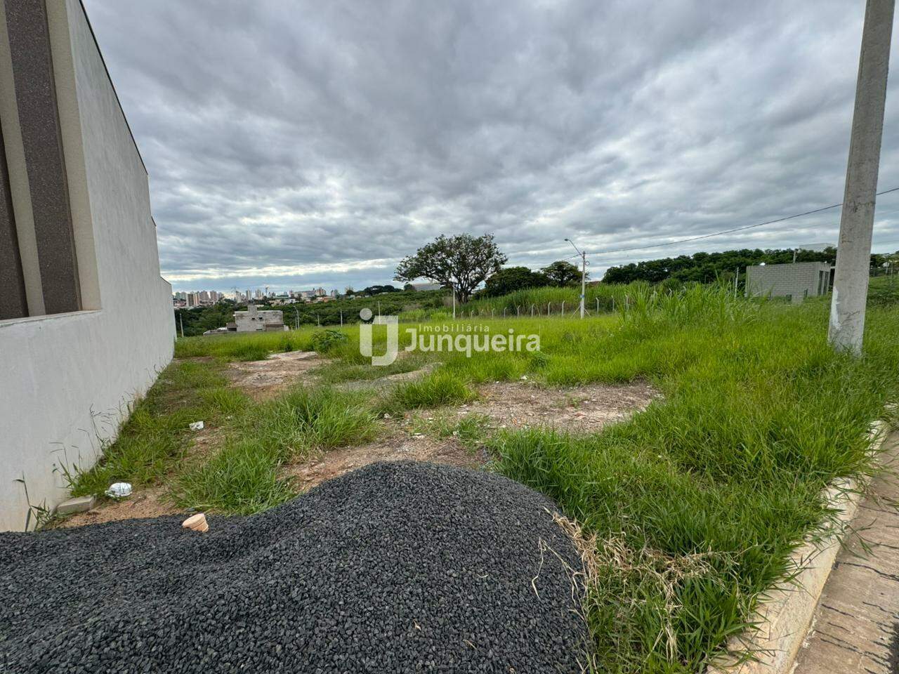 Terreno em Condomínio à venda no Terras do Sinhô III, no bairro Terras do Sinhô III  em Piracicaba - SP