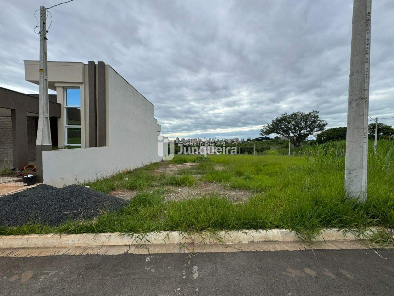 Terreno em Condomínio à venda no Terras do Sinhô III, no bairro Terras do Sinhô III  em Piracicaba - SP