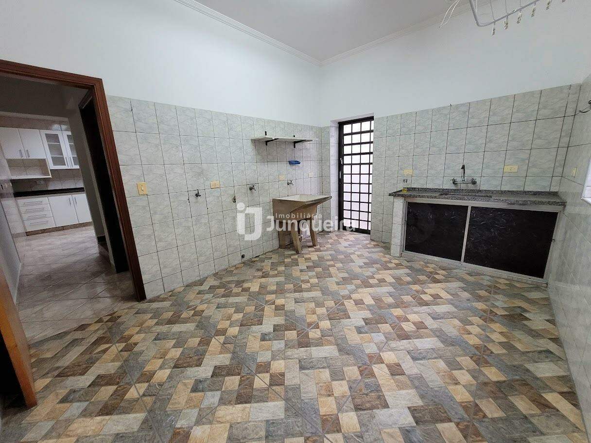 Casa à venda, 3 quartos, sendo 1 suíte, 4 vagas, no bairro Água Branca em Piracicaba - SP