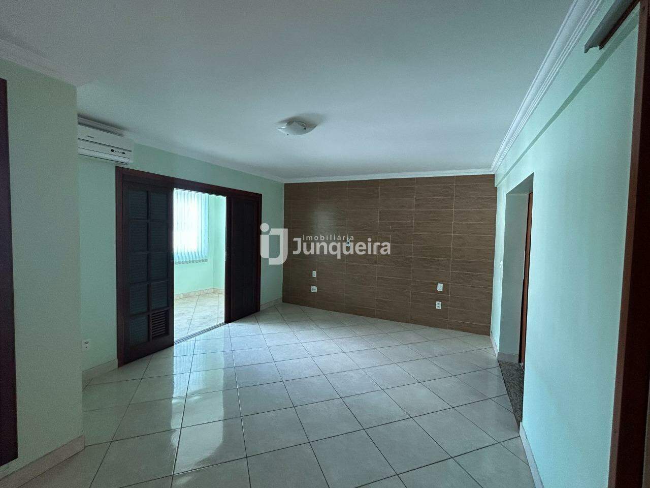 Casa à venda, 6 quartos, sendo 2 suítes, 3 vagas, no bairro Pompéia em Piracicaba - SP