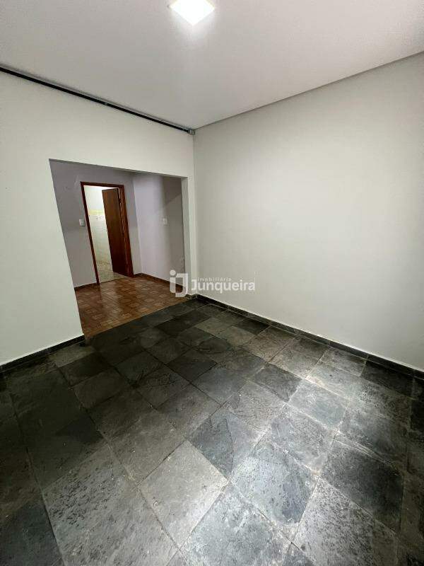 Casa para alugar, 2 quartos, 1 vaga, no bairro Centro em Piracicaba - SP