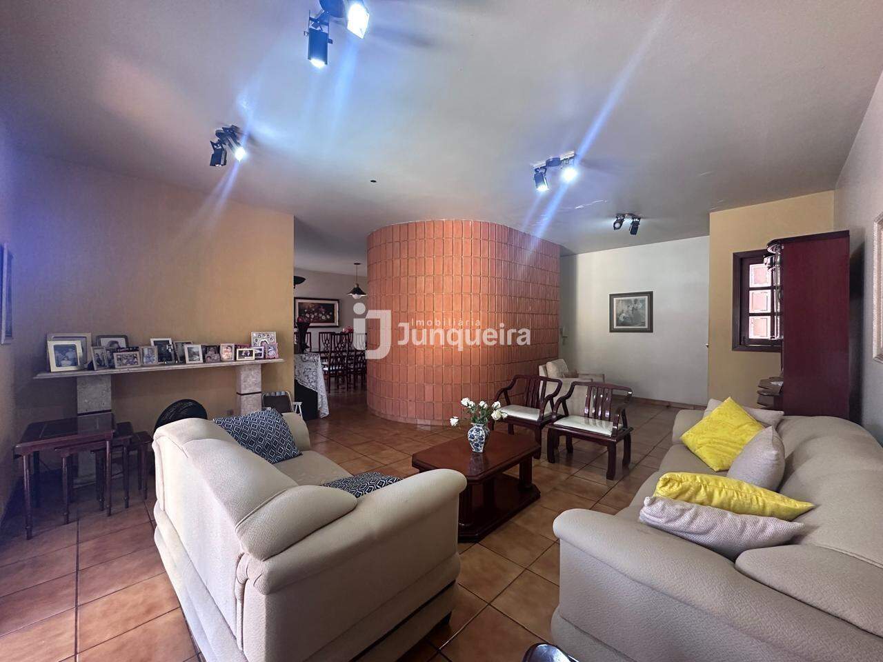 Casa à venda, 4 quartos, sendo 1 suíte, 4 vagas, no bairro Alemães em Piracicaba - SP
