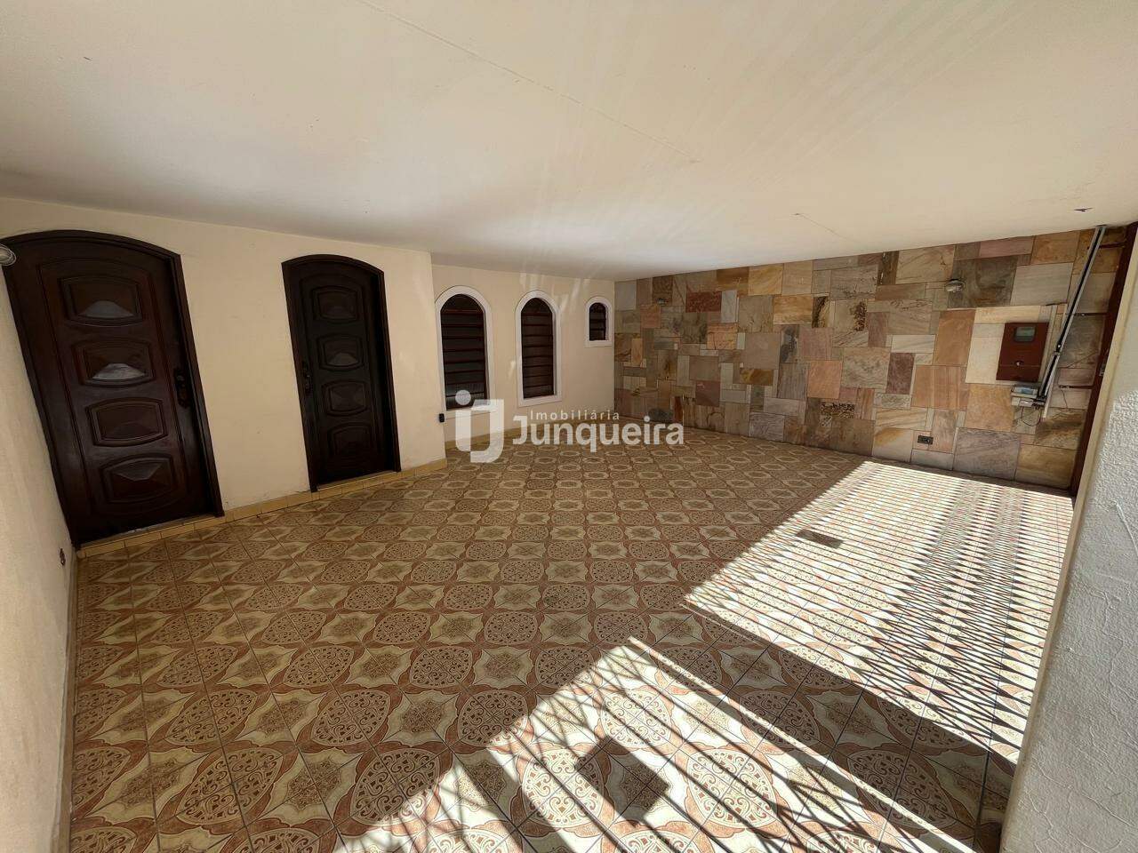 Casa para alugar, 4 quartos, sendo 2 suítes, 2 vagas, no bairro Centro em Piracicaba - SP