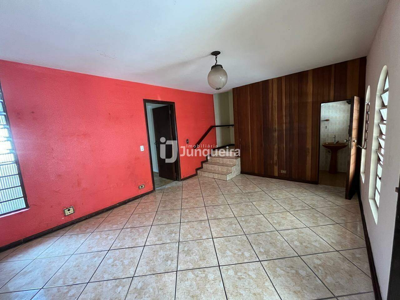Casa para alugar, 4 quartos, sendo 2 suítes, 2 vagas, no bairro Centro em Piracicaba - SP