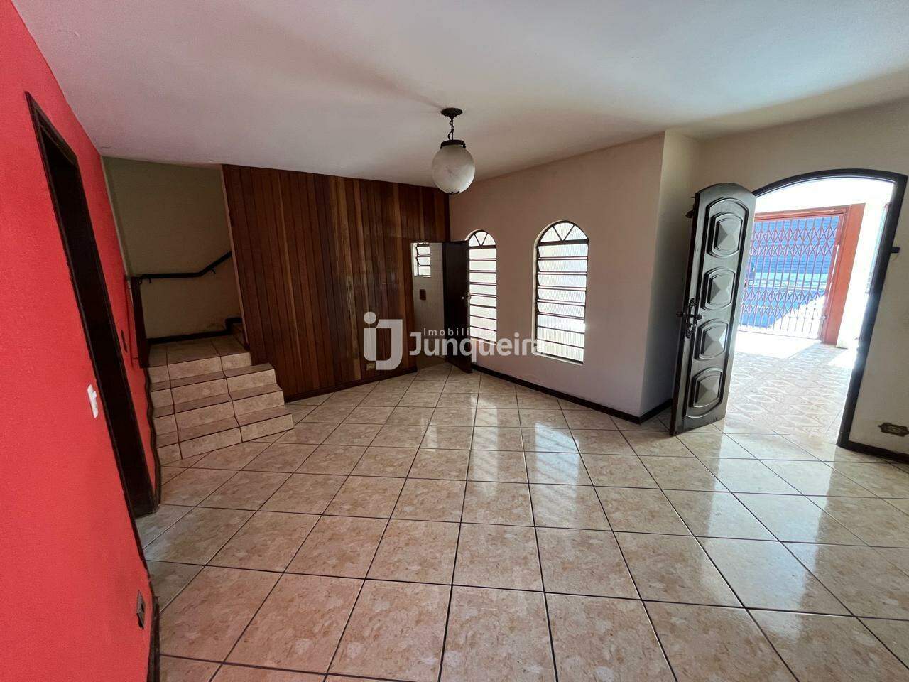 Casa para alugar, 4 quartos, sendo 2 suítes, 2 vagas, no bairro Centro em Piracicaba - SP