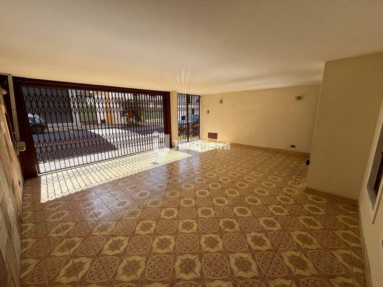 Casa para alugar, 4 quartos, sendo 2 suítes, 2 vagas, no bairro Centro em Piracicaba - SP