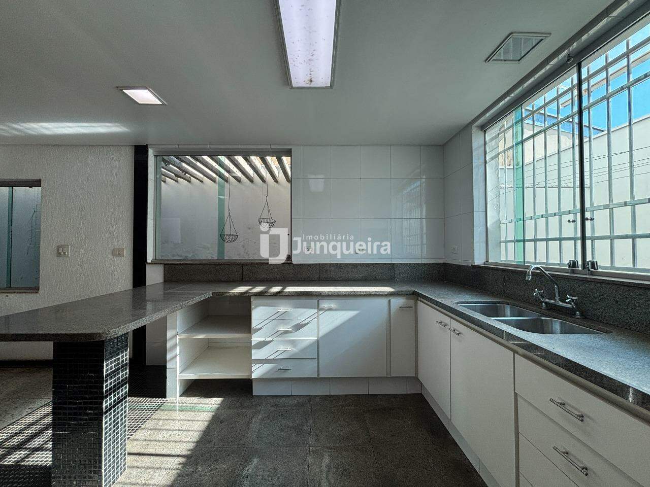 Casa para alugar, 3 quartos, sendo 1 suíte, 3 vagas, no bairro Nova Piracicaba em Piracicaba - SP