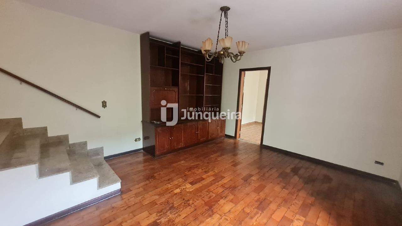 Casa para alugar, 3 quartos, sendo 1 suíte, 2 vagas, no bairro Centro em Piracicaba - SP