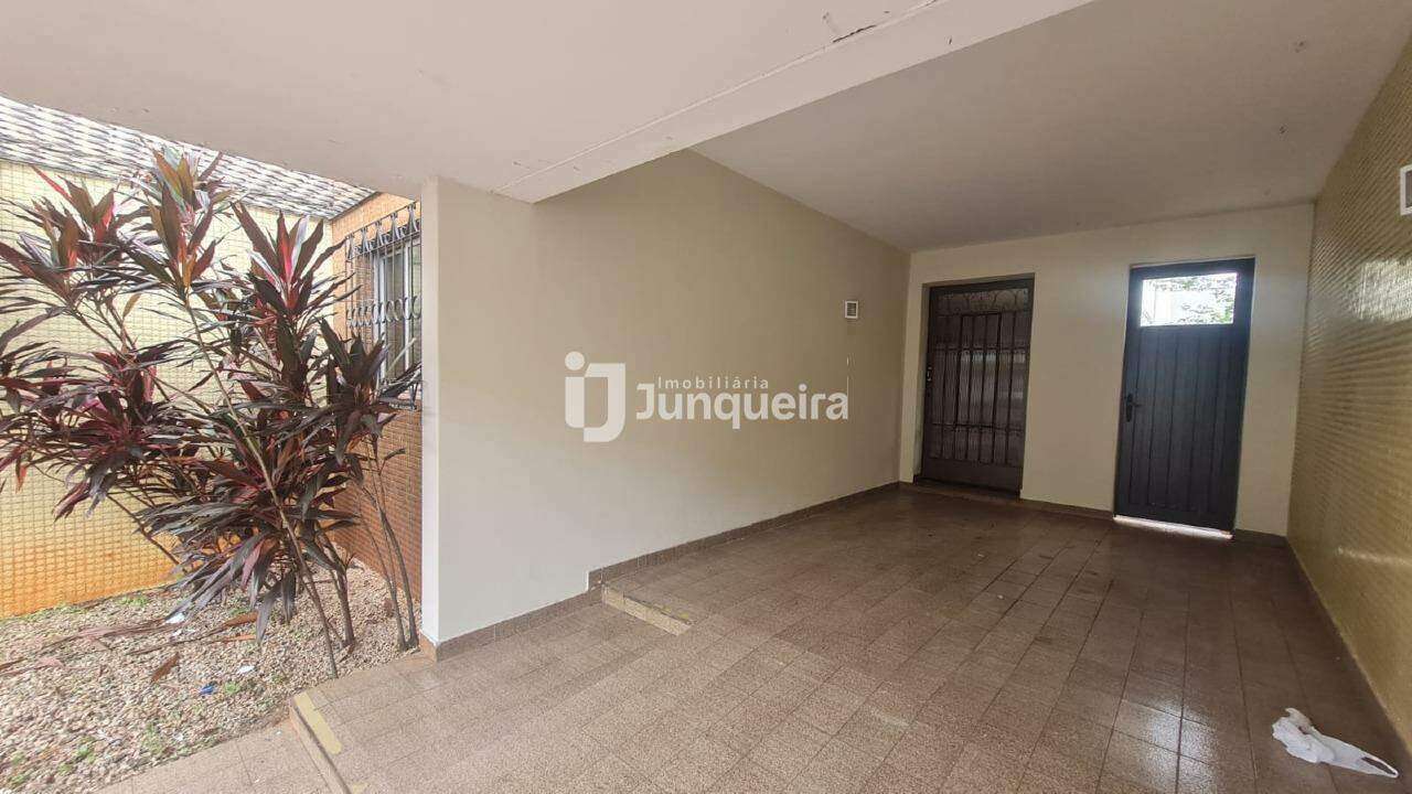 Casa para alugar, 3 quartos, sendo 1 suíte, 2 vagas, no bairro Centro em Piracicaba - SP