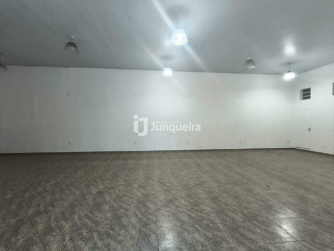 Galpão para alugar, 6 vagas, no bairro Vila Independência em Piracicaba - SP