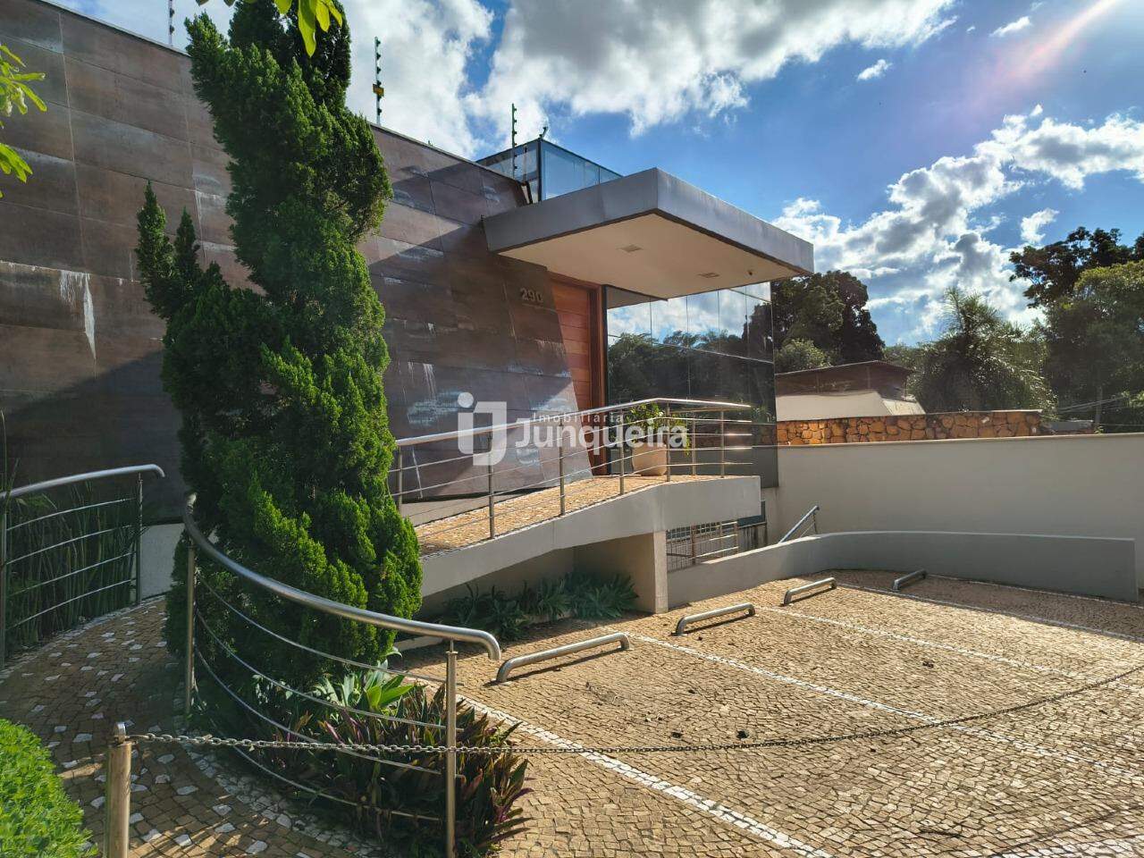 Prédio Comercial para alugar, 4 vagas, no bairro Cidade Jardim em Piracicaba - SP