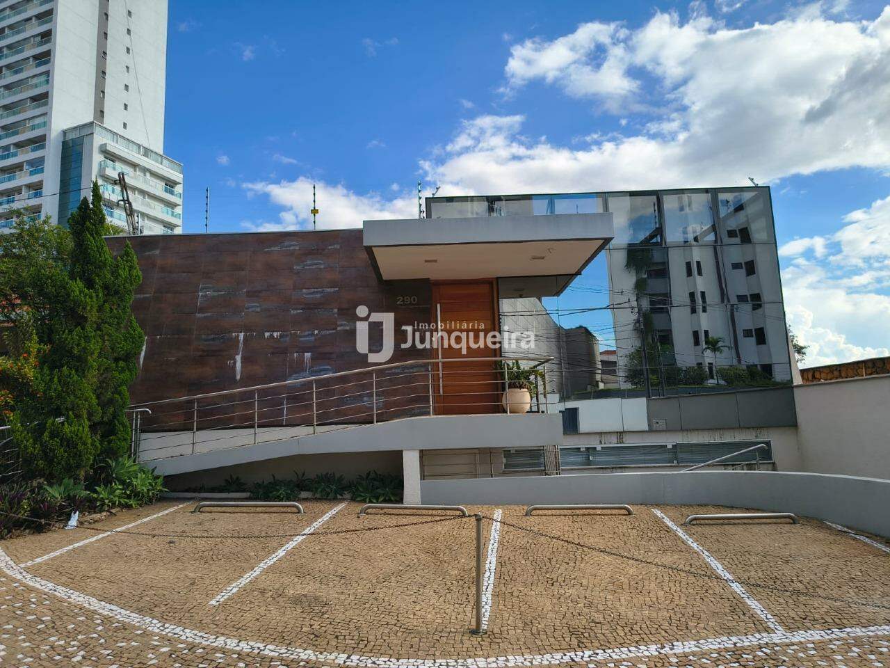 Prédio Comercial para alugar, 4 vagas, no bairro Cidade Jardim em Piracicaba - SP