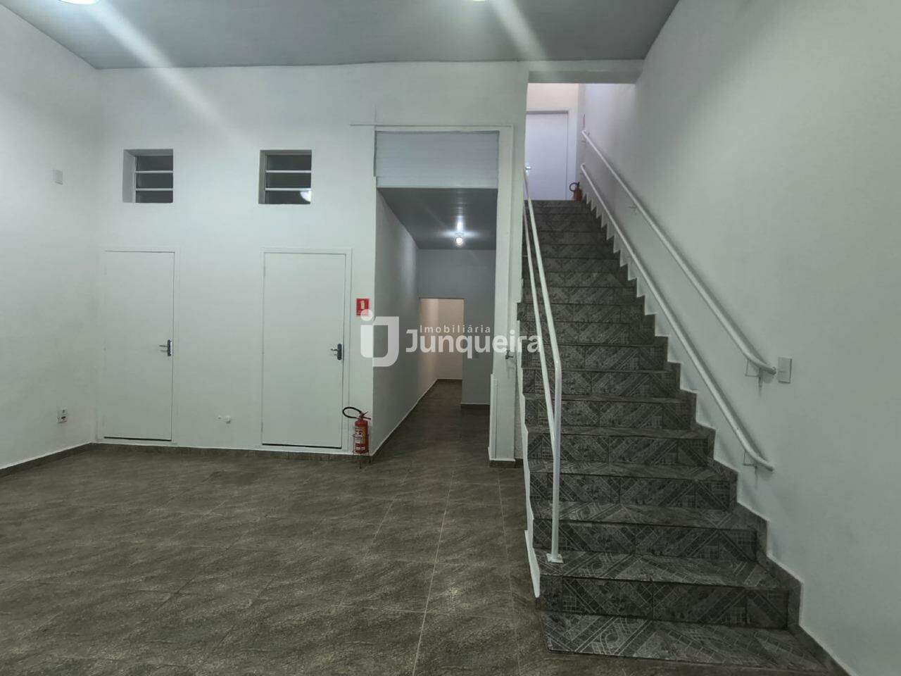 Galpão para alugar, 8 vagas, no bairro Vila Independência em Piracicaba - SP