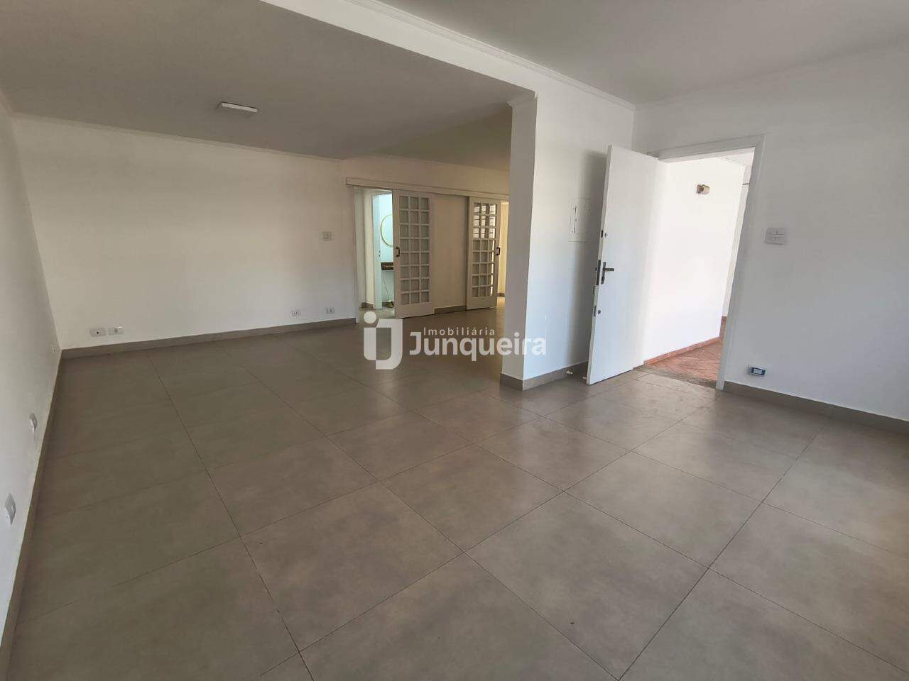 Casa Comercial para alugar, 5 quartos, sendo 2 suítes, no bairro Centro em Piracicaba - SP