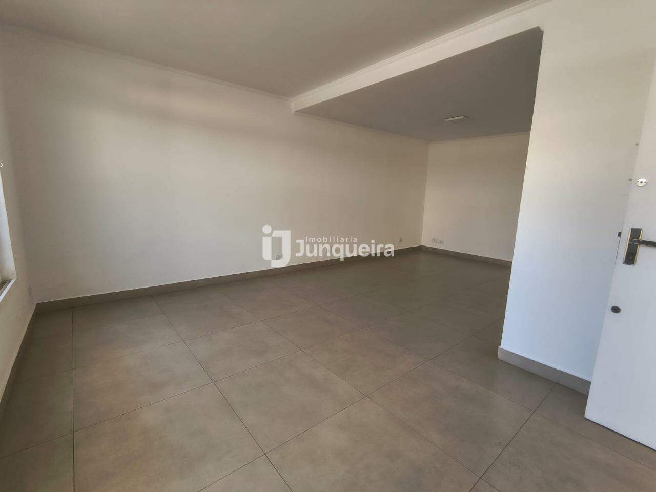 Casa Comercial para alugar, 5 quartos, sendo 2 suítes, no bairro Centro em Piracicaba - SP
