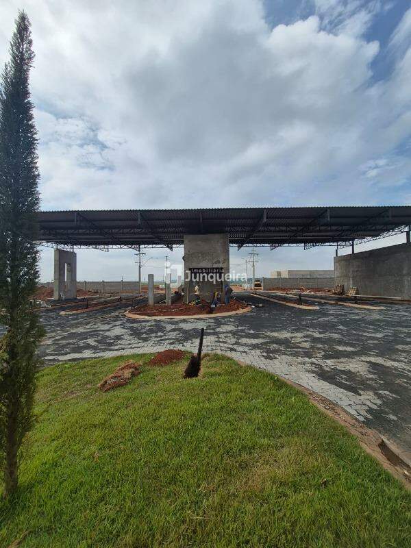 Terreno em Condomínio à venda, no bairro Residencial Fazenda Pinheirinho em Rio das Pedras - SP