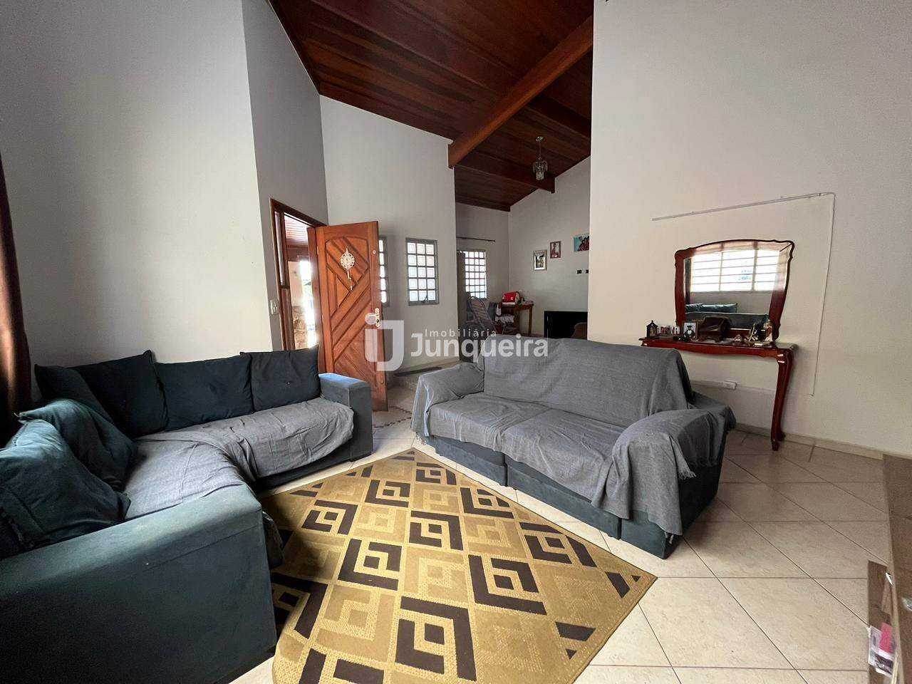 Casa à venda, 3 quartos, sendo 1 suíte, 4 vagas, no bairro Botânico em São Pedro - SP