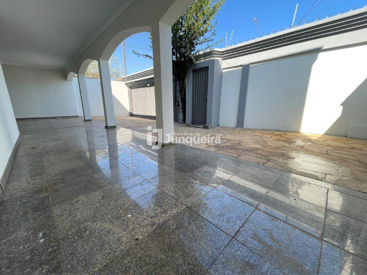 Casa à venda, 3 quartos, sendo 1 suíte, 2 vagas, no bairro Nova Piracicaba em Piracicaba - SP