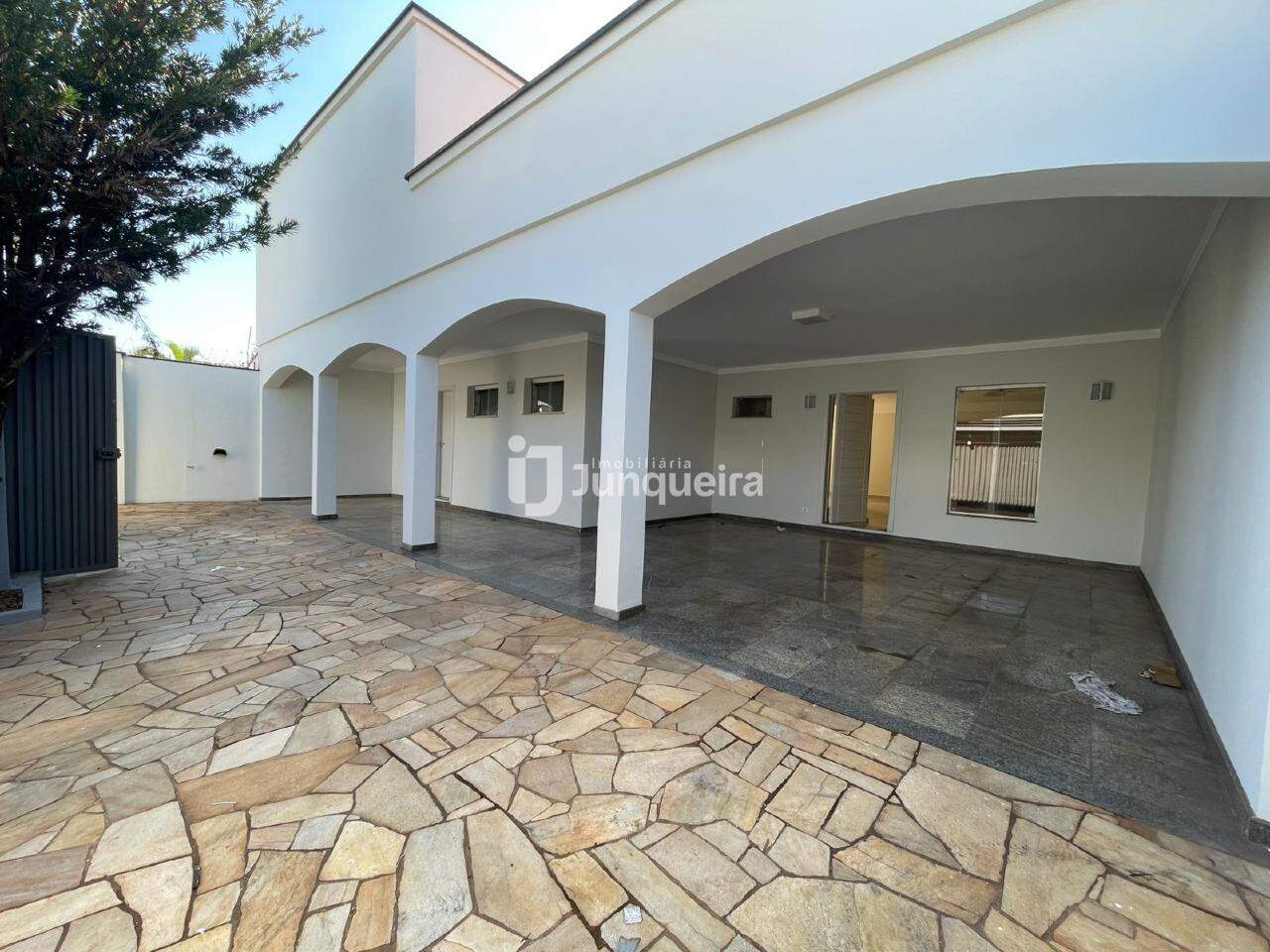 Casa à venda, 3 quartos, sendo 1 suíte, 2 vagas, no bairro Nova Piracicaba em Piracicaba - SP