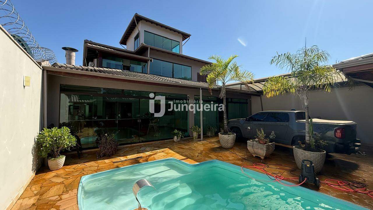 Casa para alugar, 4 quartos, sendo 1 suíte, 4 vagas, no bairro Santa Terezinha em Piracicaba - SP
